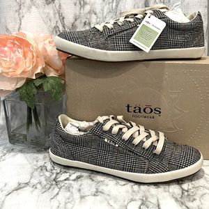 Taos black plaid star sneakers 10.5W